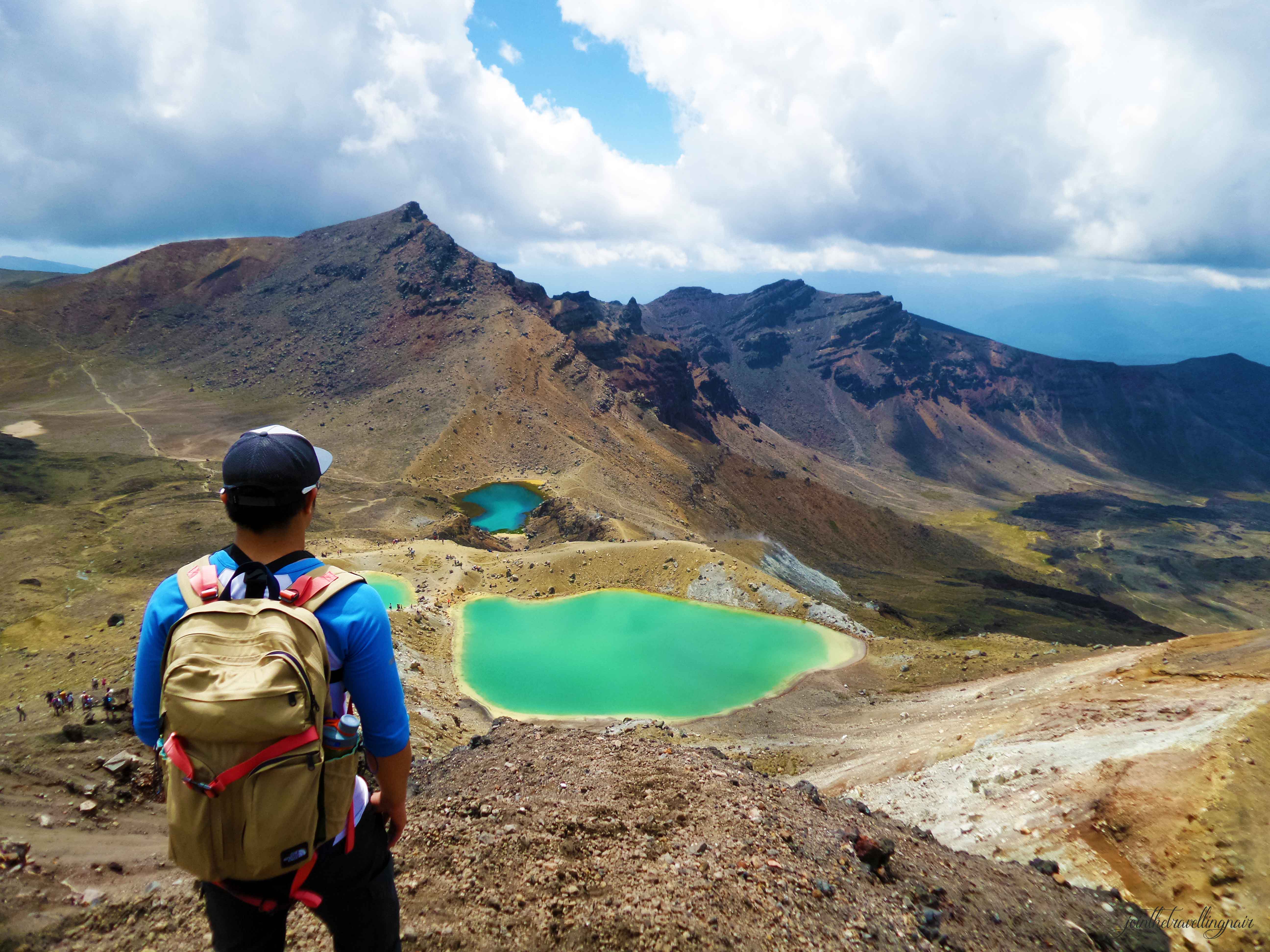Gelo-looking-at-the-Emerald-Lakes